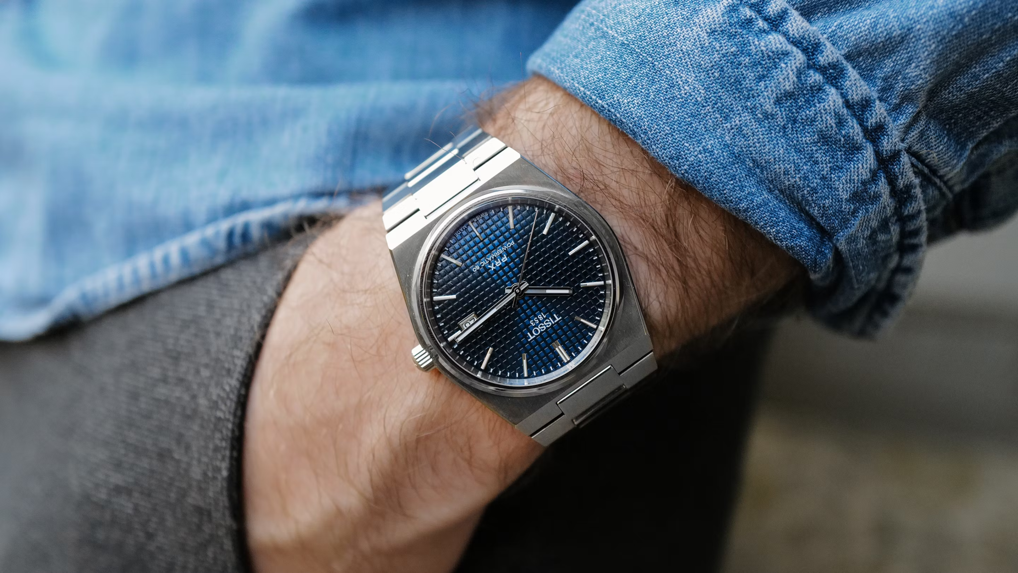 Tissot PRX Powermatic 80 bleue au poignet
