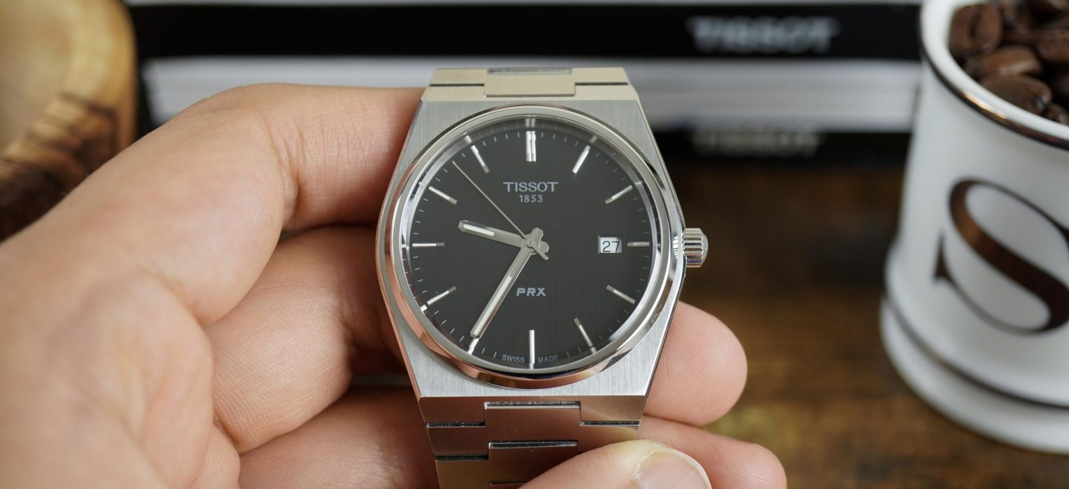 Tissot PRX noire tenue en main
