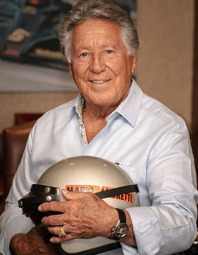 Mario Andretti avec son casque et une montre Yema au poignet