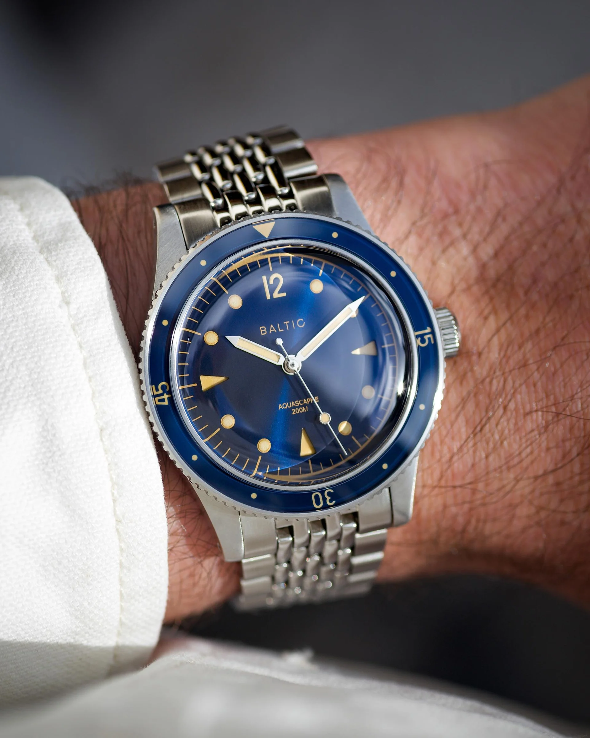 Baltic Aquascaphe Classic Bleu Gilt portée au poignet