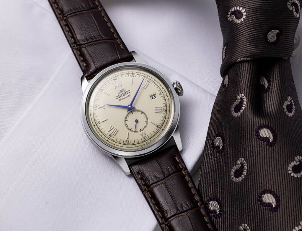 Montre automatique Orient classique portée avec une tenue habillée