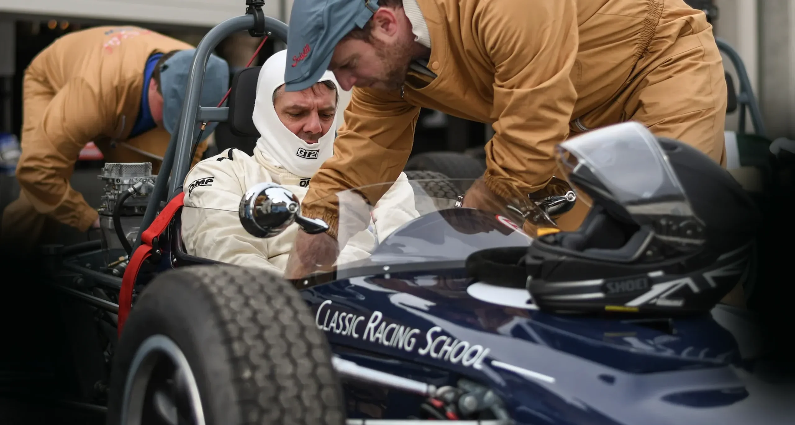 Pilote de la Classic Racing School dans une voiture de course historique