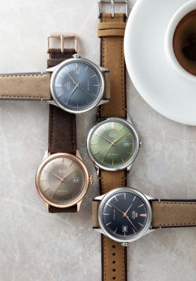 Plusieurs montres Orient Bambino dans différents coloris