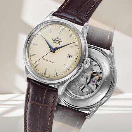 Orient Bambino avec vue sur son mouvement automatique