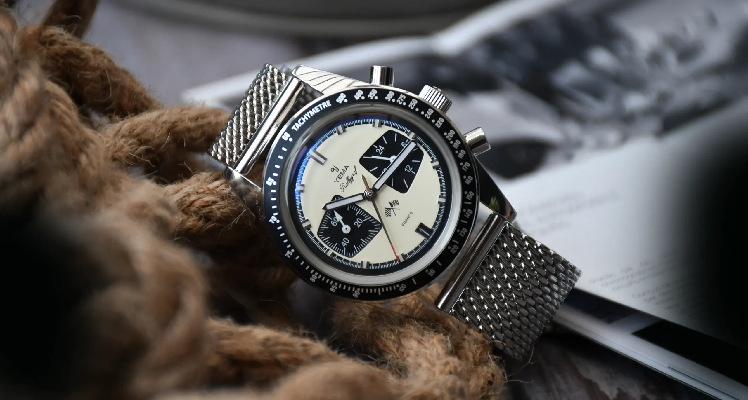 Yema Rallygraf Meca-Quartz Panda avec bracelet maille milanaise en acier