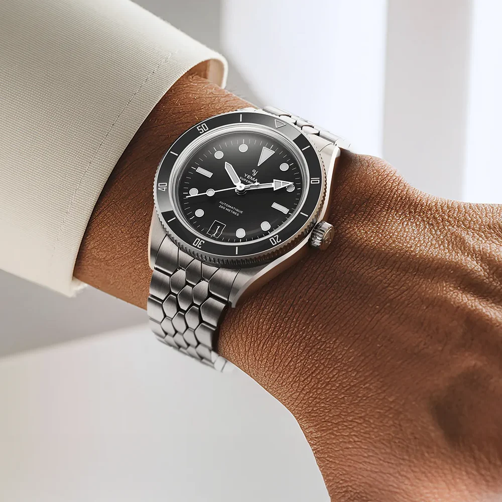 Montre Yema Superman portée au poignet