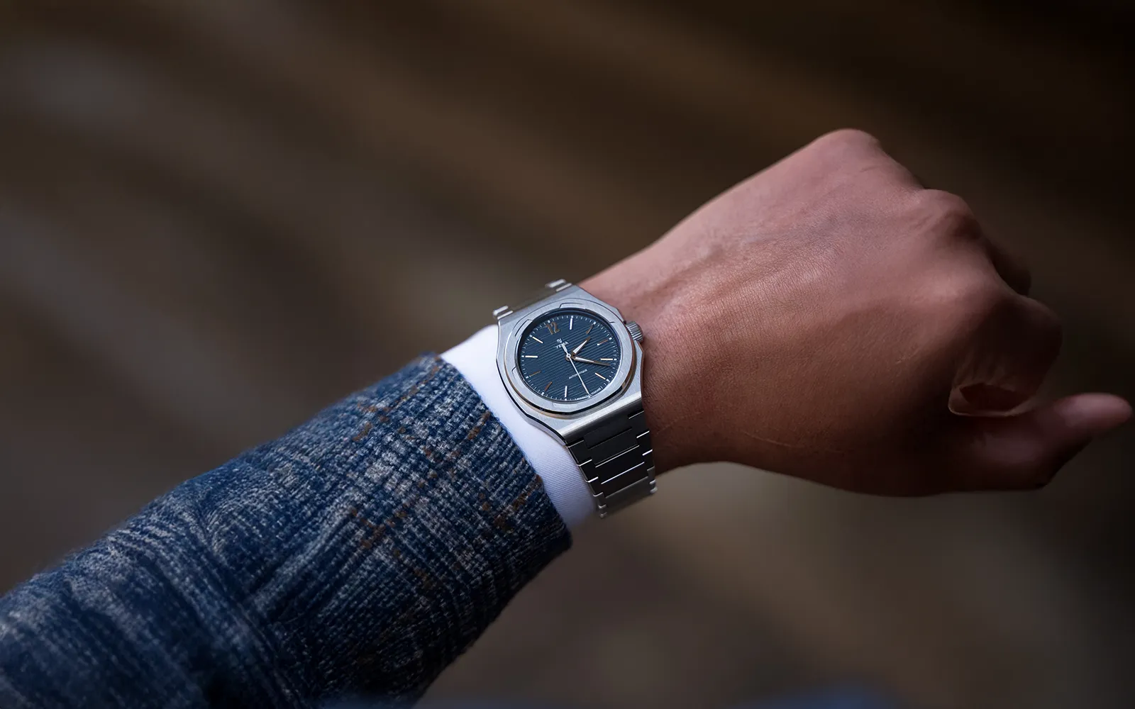 Yema Wristmaster Slim CMM.20 bleue portée au poignet