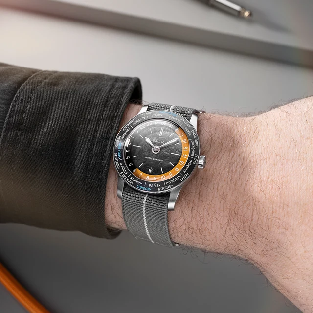 Baltic Heures du Monde Horizon Line : le carbone forgé s’invite sur la worldtimer française