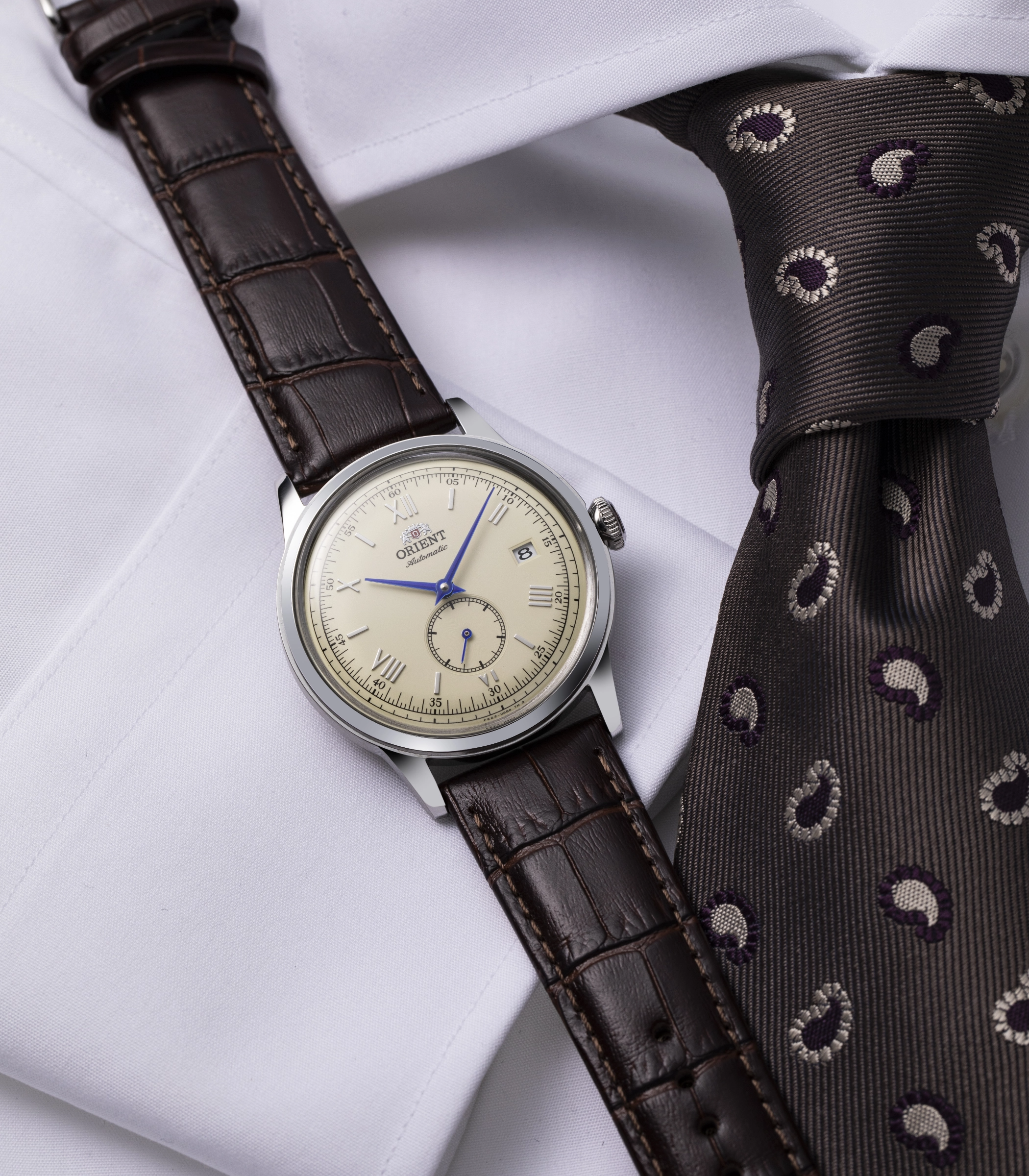 Montre automatique Orient classique portée avec une tenue habillée